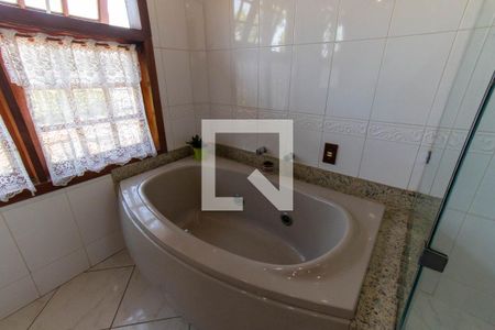 Casa de condomínio à venda com 199m², 5 quartos e 2 vagas Casa de condomínio à venda com 199m², 5 quartos e 2 vagasBanheiro Social 2