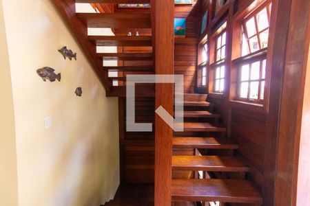 Casa de condomínio à venda com 199m², 5 quartos e 2 vagas Casa de condomínio à venda com 199m², 5 quartos e 2 vagasEscada