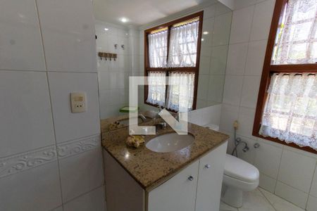 Casa de condomínio à venda com 199m², 5 quartos e 2 vagas Casa de condomínio à venda com 199m², 5 quartos e 2 vagasBanheiro Social 1