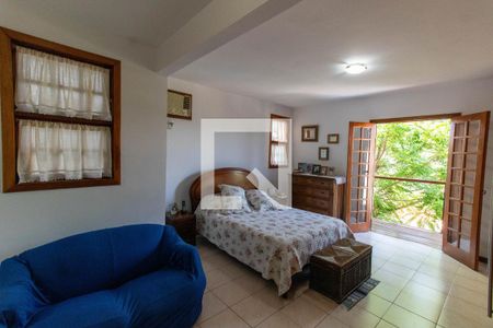 Casa de condomínio à venda com 199m², 5 quartos e 2 vagas Casa de condomínio à venda com 199m², 5 quartos e 2 vagasSuíte