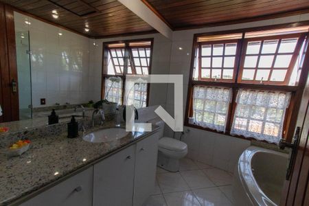 Casa de condomínio à venda com 199m², 5 quartos e 2 vagas Casa de condomínio à venda com 199m², 5 quartos e 2 vagasBanheiro Social 2