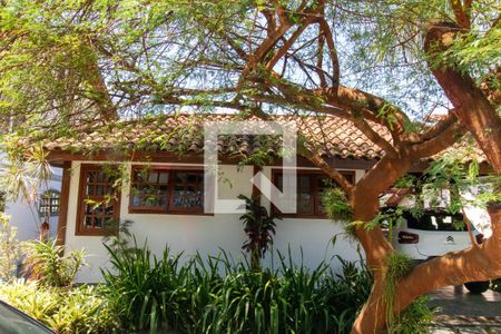 Casa de condomínio à venda com 199m², 5 quartos e 2 vagas Casa de condomínio à venda com 199m², 5 quartos e 2 vagasFachada