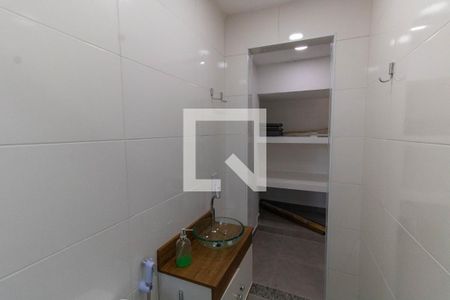 Casa de condomínio à venda com 199m², 5 quartos e 2 vagas Casa de condomínio à venda com 199m², 5 quartos e 2 vagasBanheiro da Suíte Externa