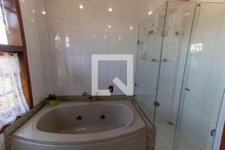 Casa de condomínio à venda com 199m², 5 quartos e 2 vagas Casa de condomínio à venda com 199m², 5 quartos e 2 vagasBanheiro Social 2