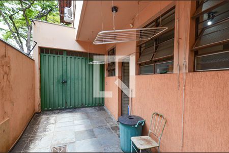 Casa para alugar com 351m², 4 quartos e 4 vagasCorredor garagem