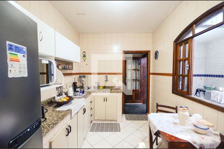 Casa à venda com 320m², 2 quartos e 4 vagas Casa à venda com 320m², 2 quartos e 4 vagasCozinha