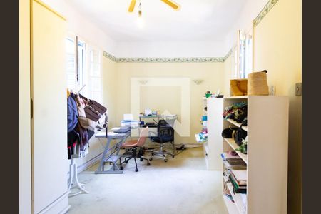 Casa à venda com 750m², 4 quartos e 5 vagas Casa à venda com 750m², 4 quartos e 5 vagasEscritório