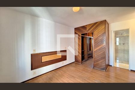Apartamento à venda com 130m², 3 quartos e 2 vagas Apartamento à venda com 130m², 3 quartos e 2 vagasSuíte
