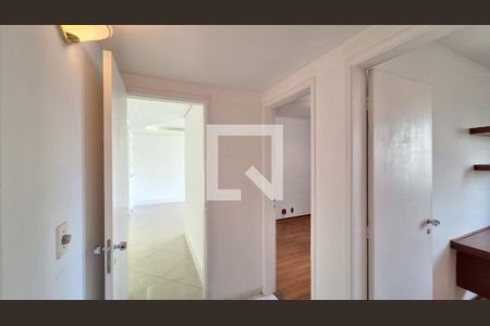 Apartamento à venda com 130m², 3 quartos e 2 vagas Apartamento à venda com 130m², 3 quartos e 2 vagasCorredor