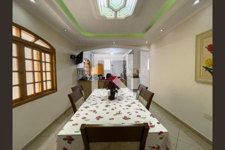 Casa à venda com 323m², 5 quartos e 4 vagas Casa à venda com 323m², 5 quartos e 4 vagasCozinha