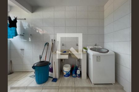 Casa à venda com 323m², 5 quartos e 4 vagas Casa à venda com 323m², 5 quartos e 4 vagasÁrea de Serviço