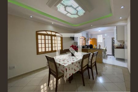 Casa à venda com 323m², 5 quartos e 4 vagas Casa à venda com 323m², 5 quartos e 4 vagasCozinha