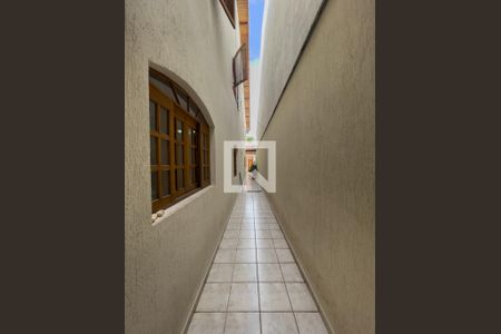 Casa à venda com 323m², 5 quartos e 4 vagas Casa à venda com 323m², 5 quartos e 4 vagasCorredor