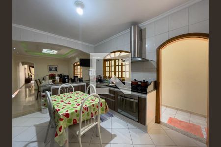 Casa à venda com 323m², 5 quartos e 4 vagas Casa à venda com 323m², 5 quartos e 4 vagasCozinha