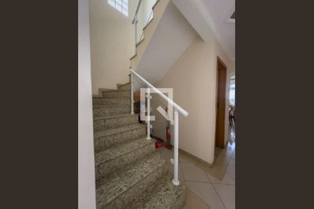 Casa à venda com 323m², 5 quartos e 4 vagas Casa à venda com 323m², 5 quartos e 4 vagasEscada