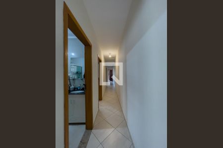 Casa à venda com 323m², 5 quartos e 4 vagas Casa à venda com 323m², 5 quartos e 4 vagasCorredor
