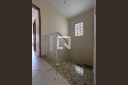 Casa à venda com 323m², 5 quartos e 4 vagas Casa à venda com 323m², 5 quartos e 4 vagasCorredor