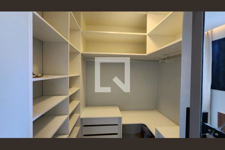 Apartamento para alugar com 189m², 3 quartos e 2 vagas Apartamento para alugar com 189m², 3 quartos e 2 vagasCloset da suíte