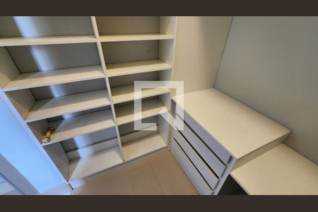 Apartamento para alugar com 189m², 3 quartos e 2 vagas Apartamento para alugar com 189m², 3 quartos e 2 vagasCloset da suíte