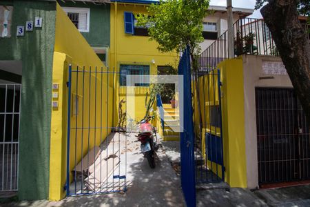 Casa à venda com 110m², 2 quartos e 1 vaga Casa à venda com 110m², 2 quartos e 1 vagaFachada