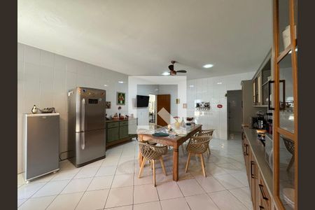 Casa à venda com 350m², 4 quartos e 2 vagas Casa à venda com 350m², 4 quartos e 2 vagasCozinha