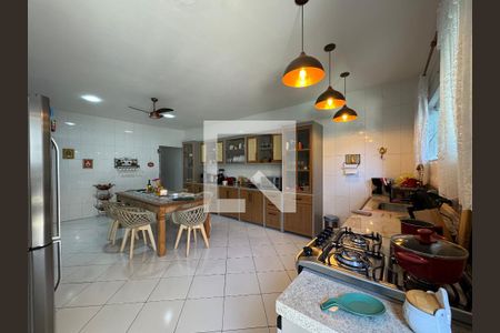 Casa à venda com 350m², 4 quartos e 2 vagas Casa à venda com 350m², 4 quartos e 2 vagasCozinha