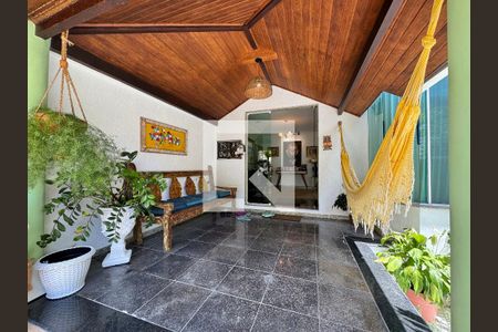 Casa à venda com 350m², 4 quartos e 2 vagas Casa à venda com 350m², 4 quartos e 2 vagasÁrea externa