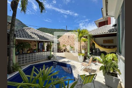Casa à venda com 350m², 4 quartos e 2 vagas Casa à venda com 350m², 4 quartos e 2 vagasÁrea externa