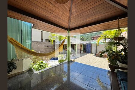 Casa à venda com 350m², 4 quartos e 2 vagas Casa à venda com 350m², 4 quartos e 2 vagasÁrea externa
