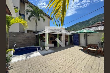 Casa à venda com 350m², 4 quartos e 2 vagas Casa à venda com 350m², 4 quartos e 2 vagasÁrea externa