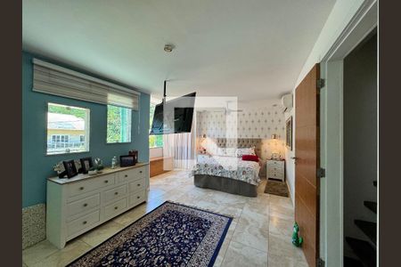 Casa à venda com 350m², 4 quartos e 2 vagas Casa à venda com 350m², 4 quartos e 2 vagasSuíte 1 (Master)