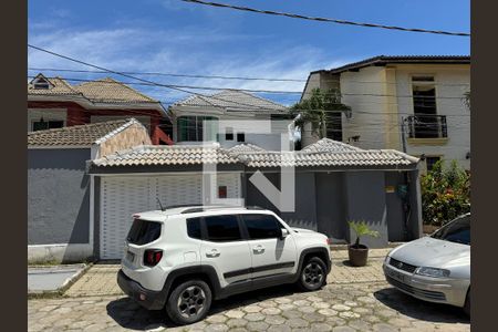 Casa à venda com 350m², 4 quartos e 2 vagas Casa à venda com 350m², 4 quartos e 2 vagasFachada