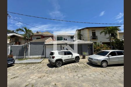 Casa à venda com 350m², 4 quartos e 2 vagas Casa à venda com 350m², 4 quartos e 2 vagasFachada