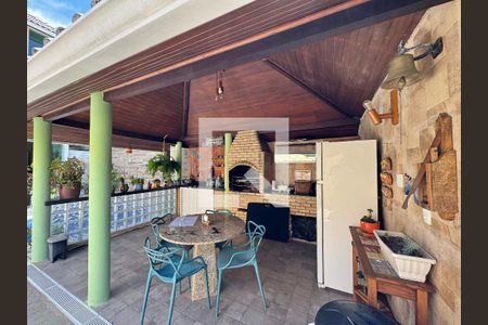 Casa à venda com 350m², 4 quartos e 2 vagas Casa à venda com 350m², 4 quartos e 2 vagasÁrea externa