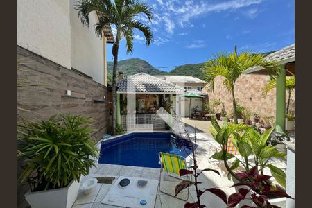 Casa à venda com 350m², 4 quartos e 2 vagas Casa à venda com 350m², 4 quartos e 2 vagasÁrea externa