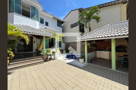 Casa à venda com 350m², 4 quartos e 2 vagas Casa à venda com 350m², 4 quartos e 2 vagasÁrea externa
