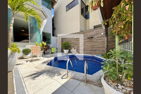 Casa à venda com 350m², 4 quartos e 2 vagas Casa à venda com 350m², 4 quartos e 2 vagasÁrea externa