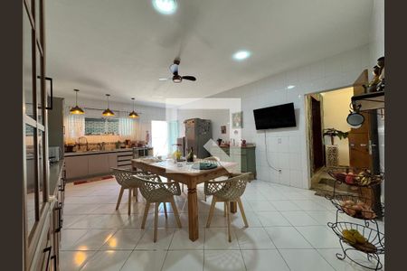 Casa à venda com 350m², 4 quartos e 2 vagas Casa à venda com 350m², 4 quartos e 2 vagasCozinha