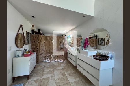 Casa à venda com 350m², 4 quartos e 2 vagas Casa à venda com 350m², 4 quartos e 2 vagasSuíte 1 (Master) - Banheiro