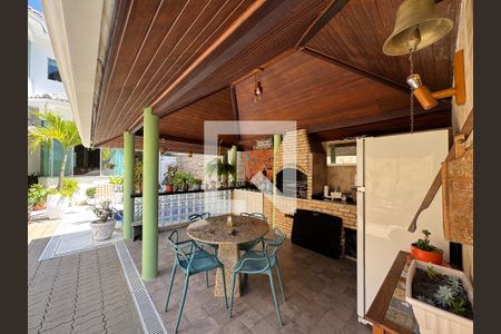Casa à venda com 350m², 4 quartos e 2 vagas Casa à venda com 350m², 4 quartos e 2 vagasÁrea externa