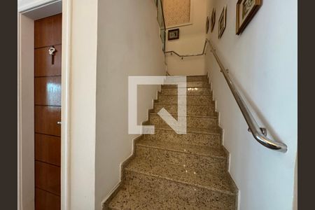 Casa à venda com 350m², 4 quartos e 2 vagas Casa à venda com 350m², 4 quartos e 2 vagasEscada