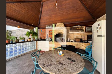 Casa à venda com 350m², 4 quartos e 2 vagas Casa à venda com 350m², 4 quartos e 2 vagasÁrea externa