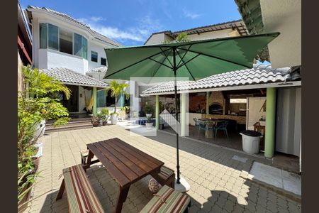 Casa à venda com 350m², 4 quartos e 2 vagas Casa à venda com 350m², 4 quartos e 2 vagasÁrea externa
