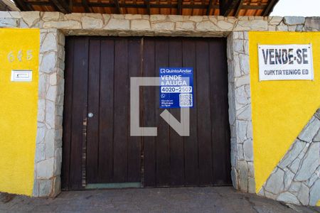 Casa à venda com 400m², 2 quartos e 2 vagasFachada e placa