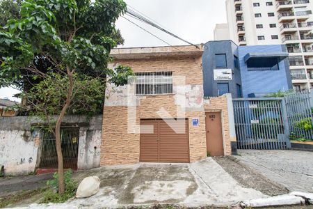 Casa à venda com 318m², 2 quartos e 1 vaga Casa à venda com 318m², 2 quartos e 1 vagaFachada