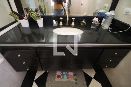 Apartamento à venda com 260m², 3 quartos e 4 vagasBanheiro Quarto 1 suíte