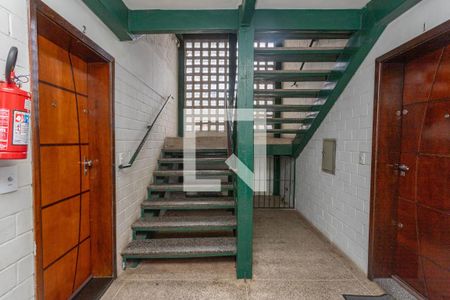 Escada do prédio de apartamento para alugar com 2 quartos, 56m² em Conceição, Diadema
