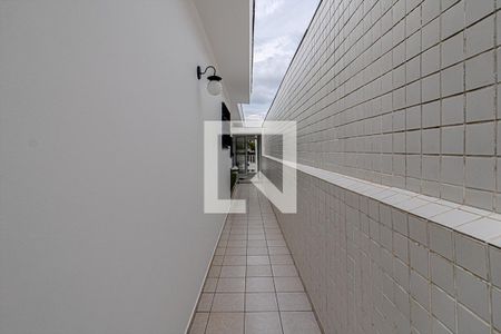 Casa à venda com 220m², 3 quartos e 2 vagashall de entrada e corredor lateral_2