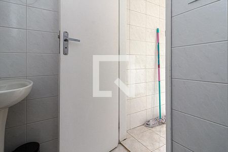 Casa à venda com 220m², 3 quartos e 2 vagasbanheiro na área de serviço_4