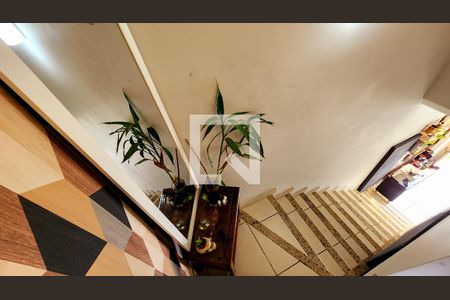 Casa de condomínio à venda com 100m², 2 quartos e 2 vagas Casa de condomínio à venda com 100m², 2 quartos e 2 vagasEscada